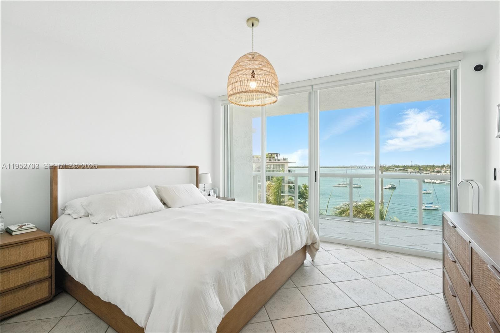 10 Venetian Way 604 photo 8