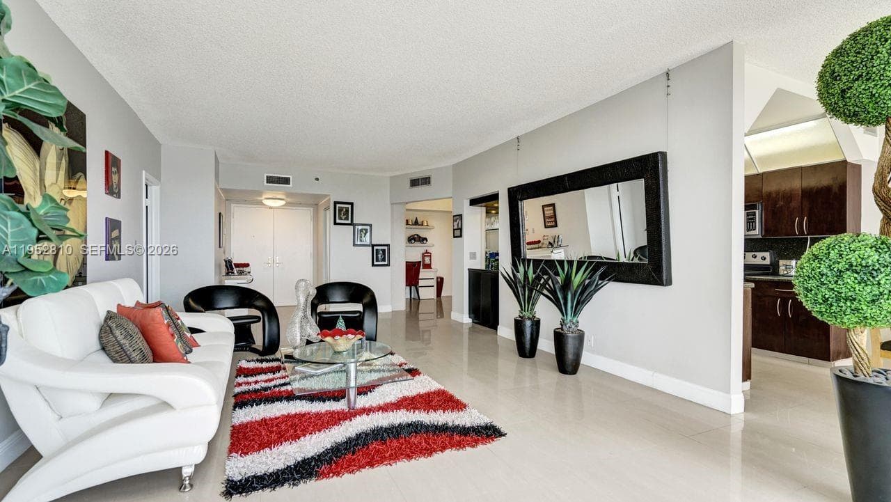 20281 E Country Club Dr 809 photo 6