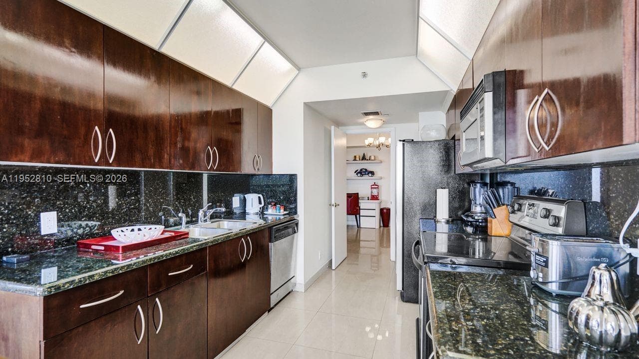 20281 E Country Club Dr 809 photo 16