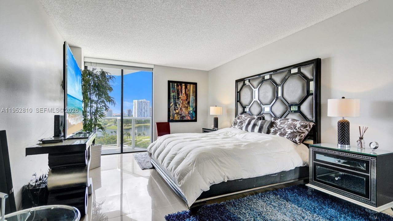 20281 E Country Club Dr 809 photo 18