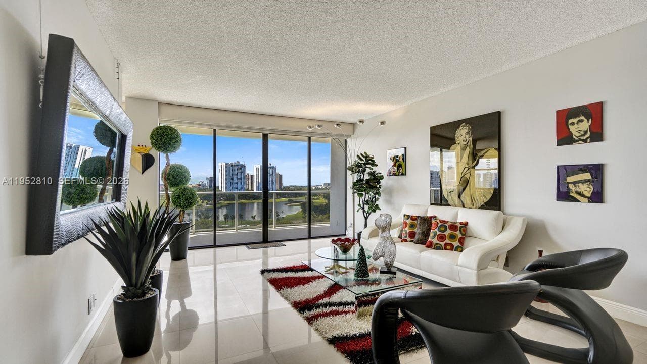 20281 E Country Club Dr 809 photo 4
