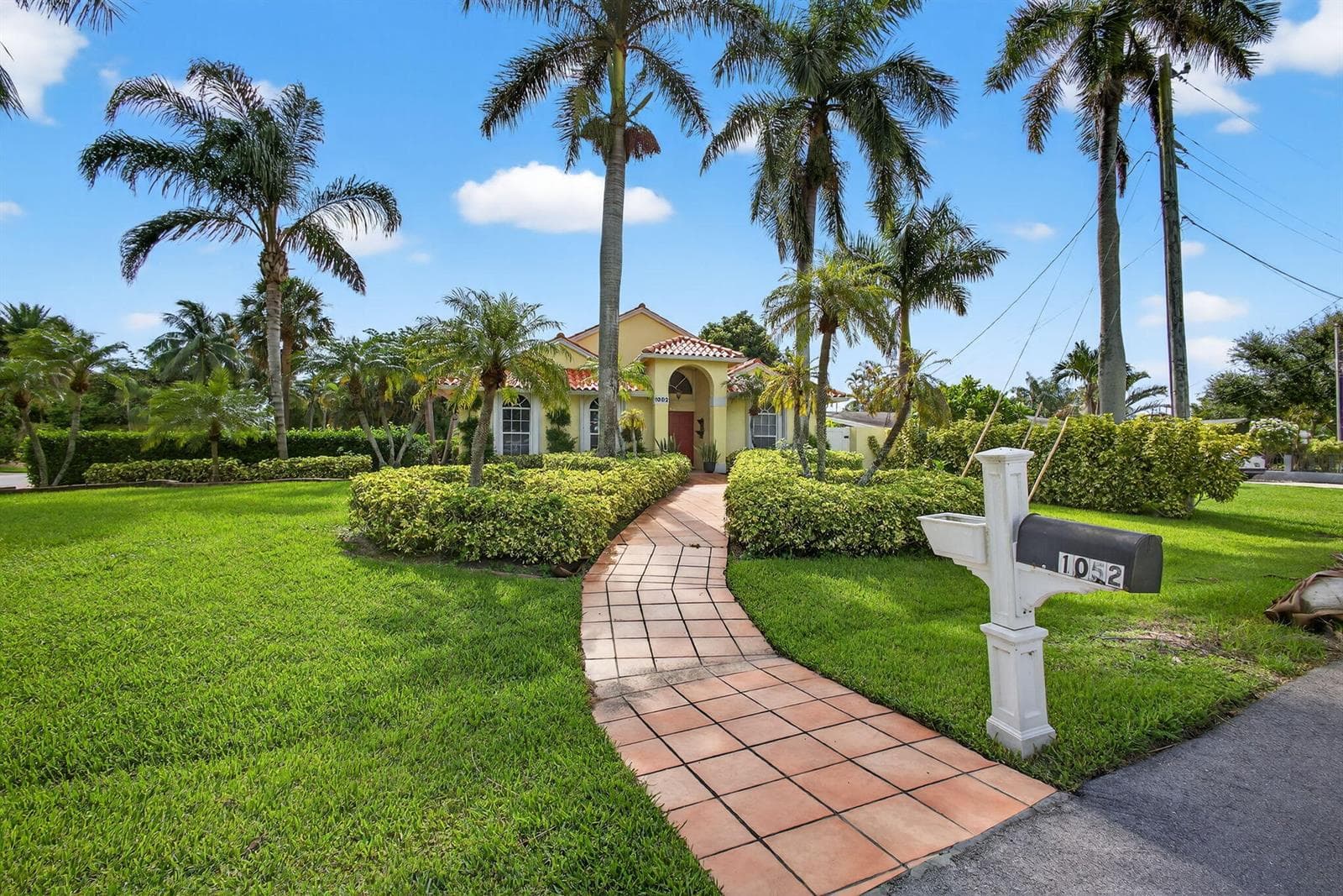 1052 W Shore Drive 4