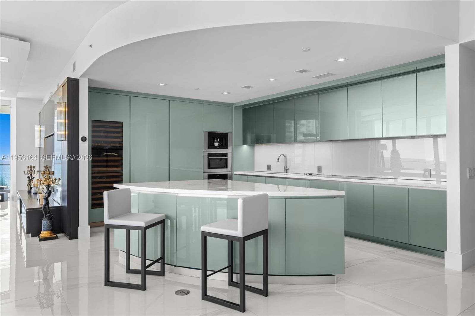 18975 Collins Ave 5