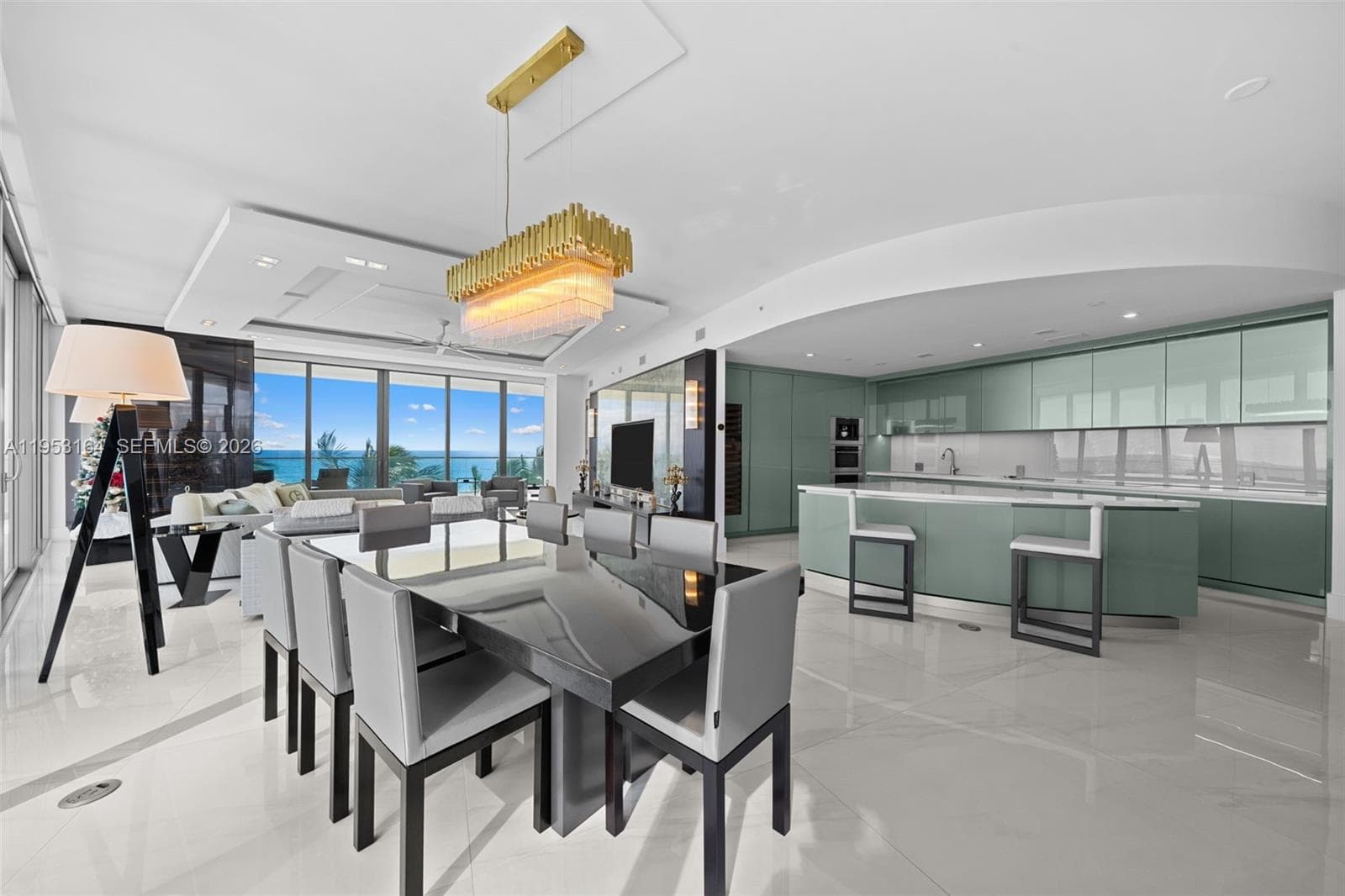 18975 Collins Ave 4