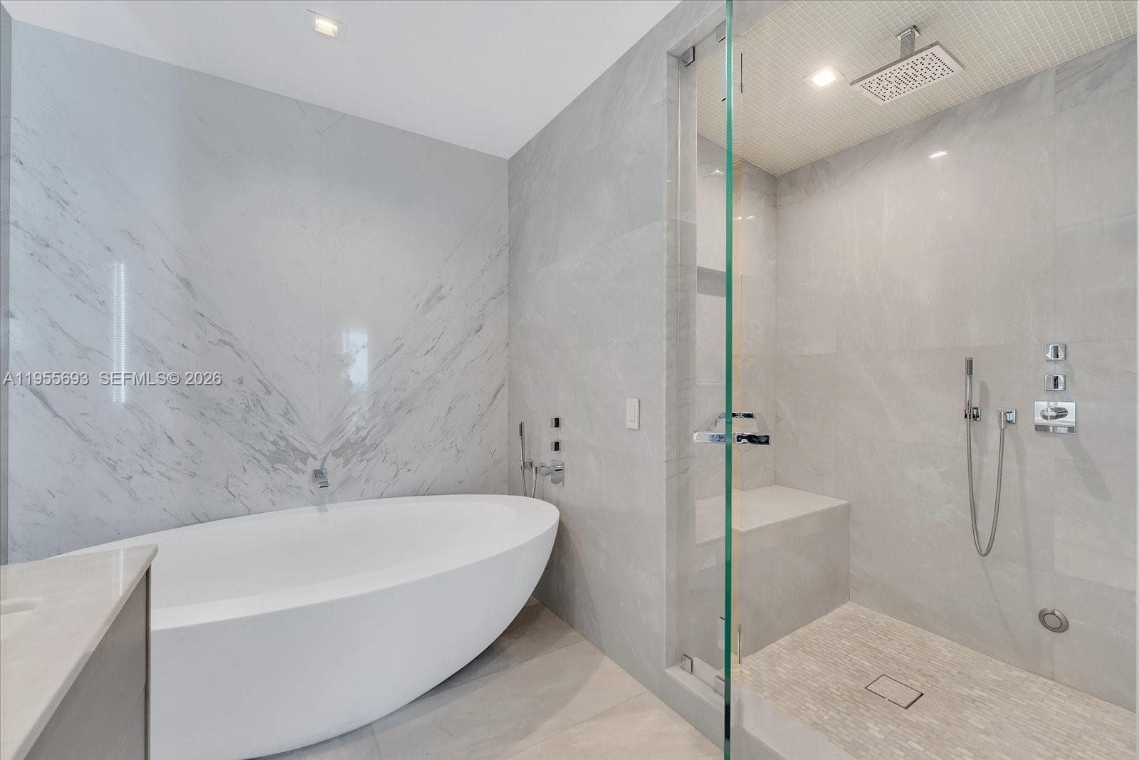 18501 Collins Ave 704 photo 17