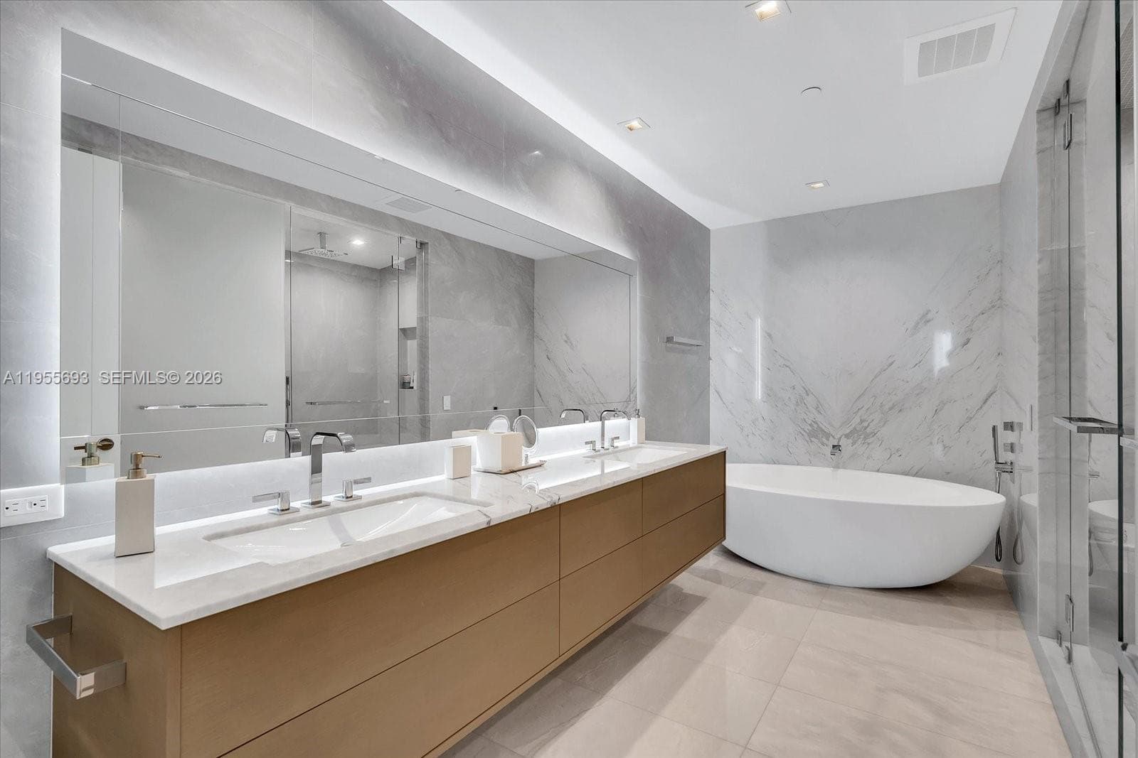 18501 Collins Ave 704 photo 16