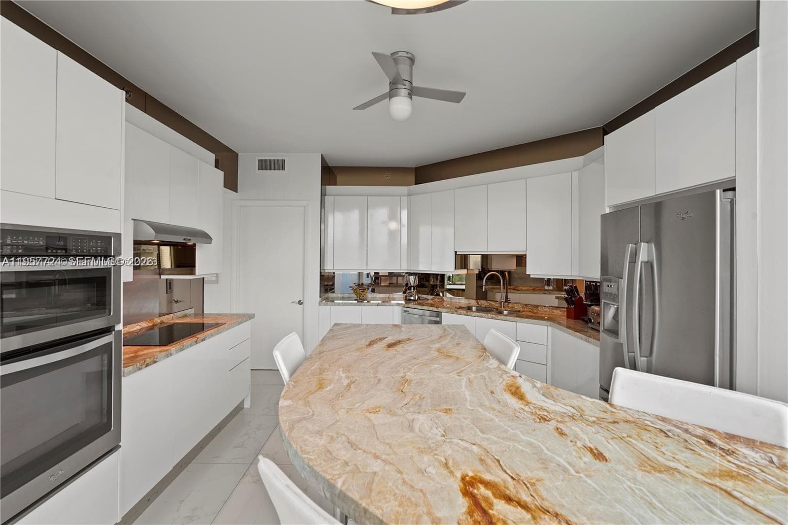 300 S Pointe Dr 605 photo 11