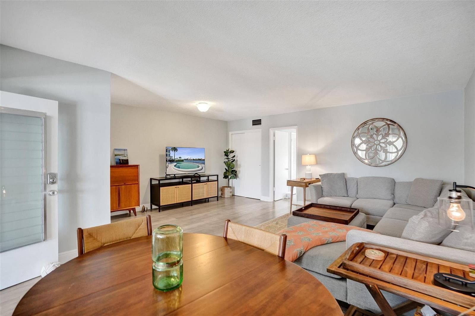 801 N Riverside Drive 4b photo 8