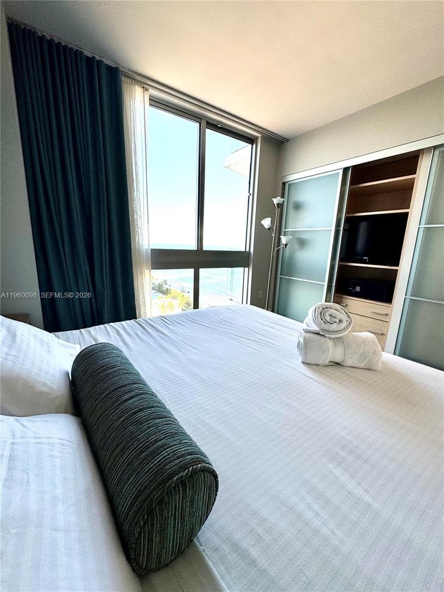 18683 Collins Ave 2006 photo 16
