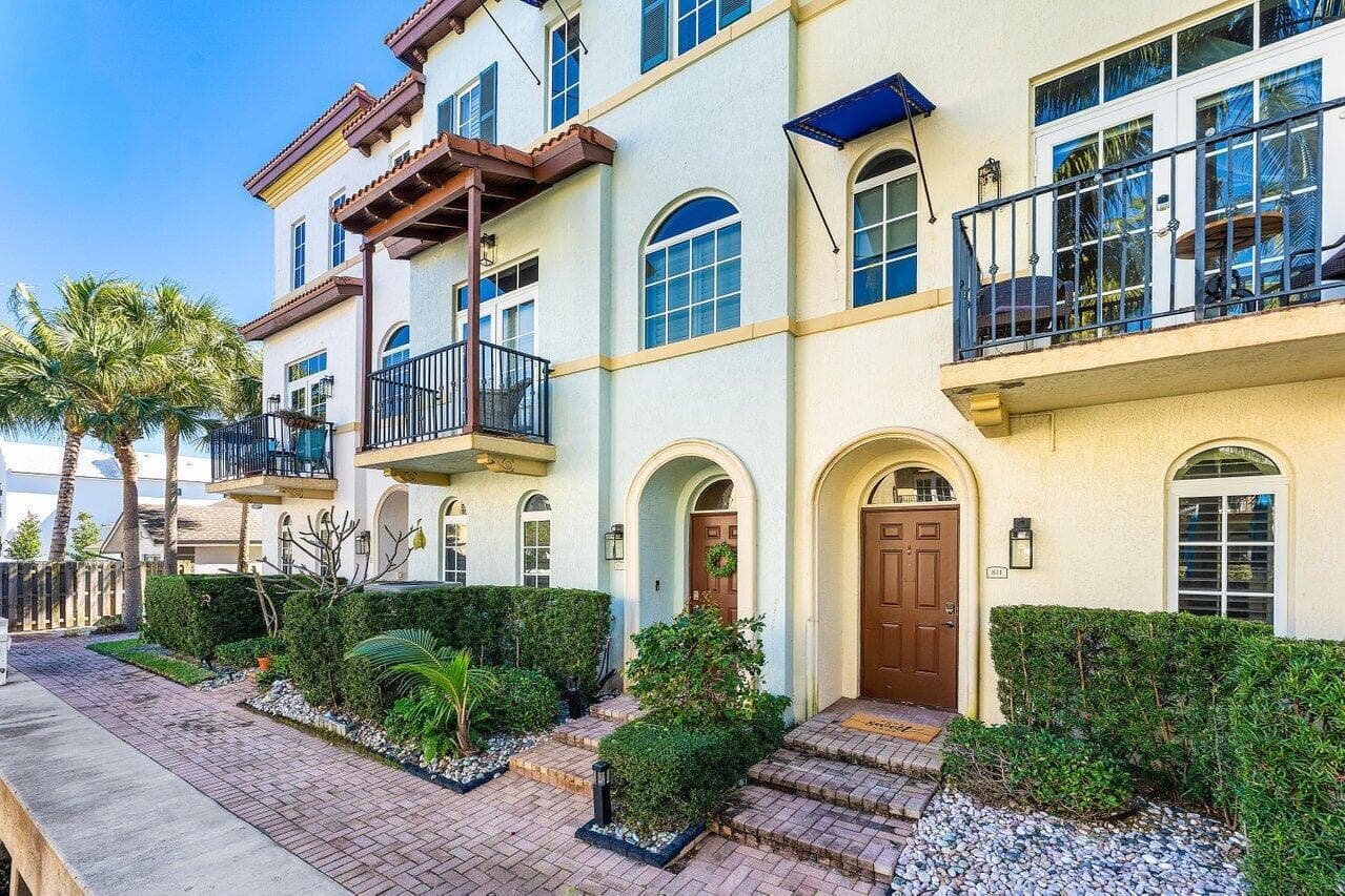 813 Estancia Way 2