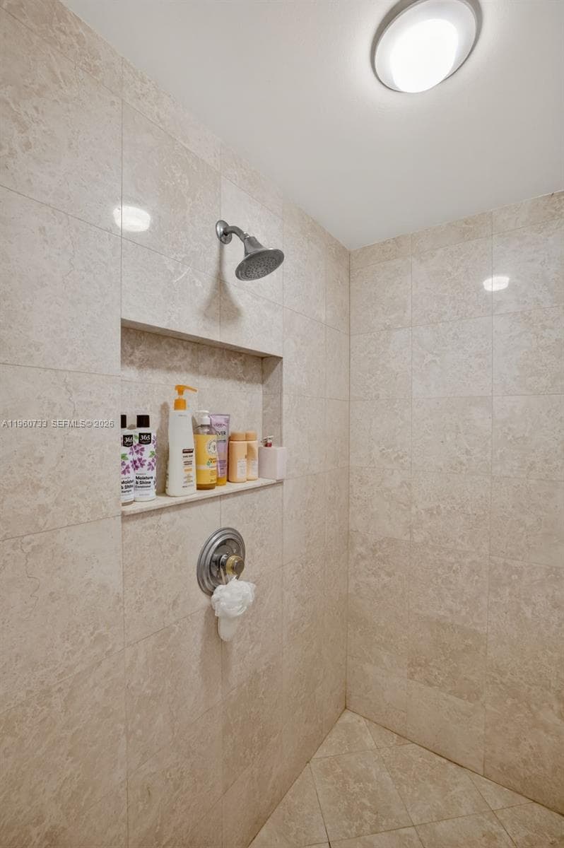 2000 ISLAND Blvd 1109 photo 22