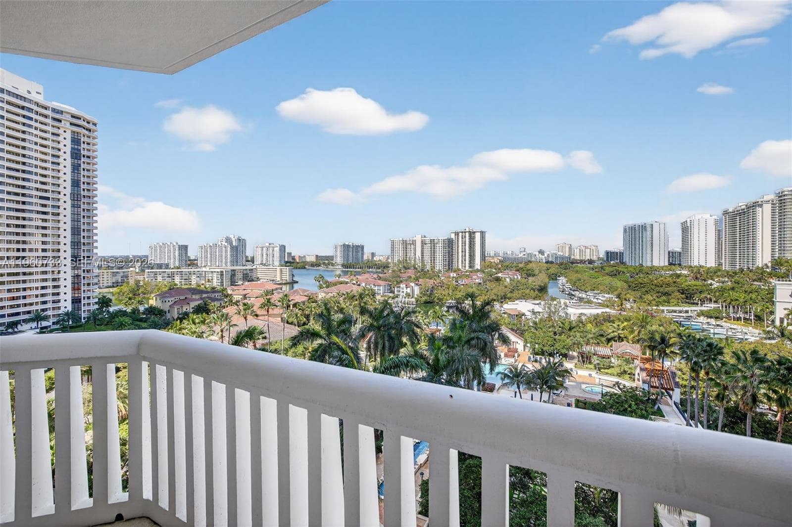 2000 ISLAND Blvd 1109 photo 11