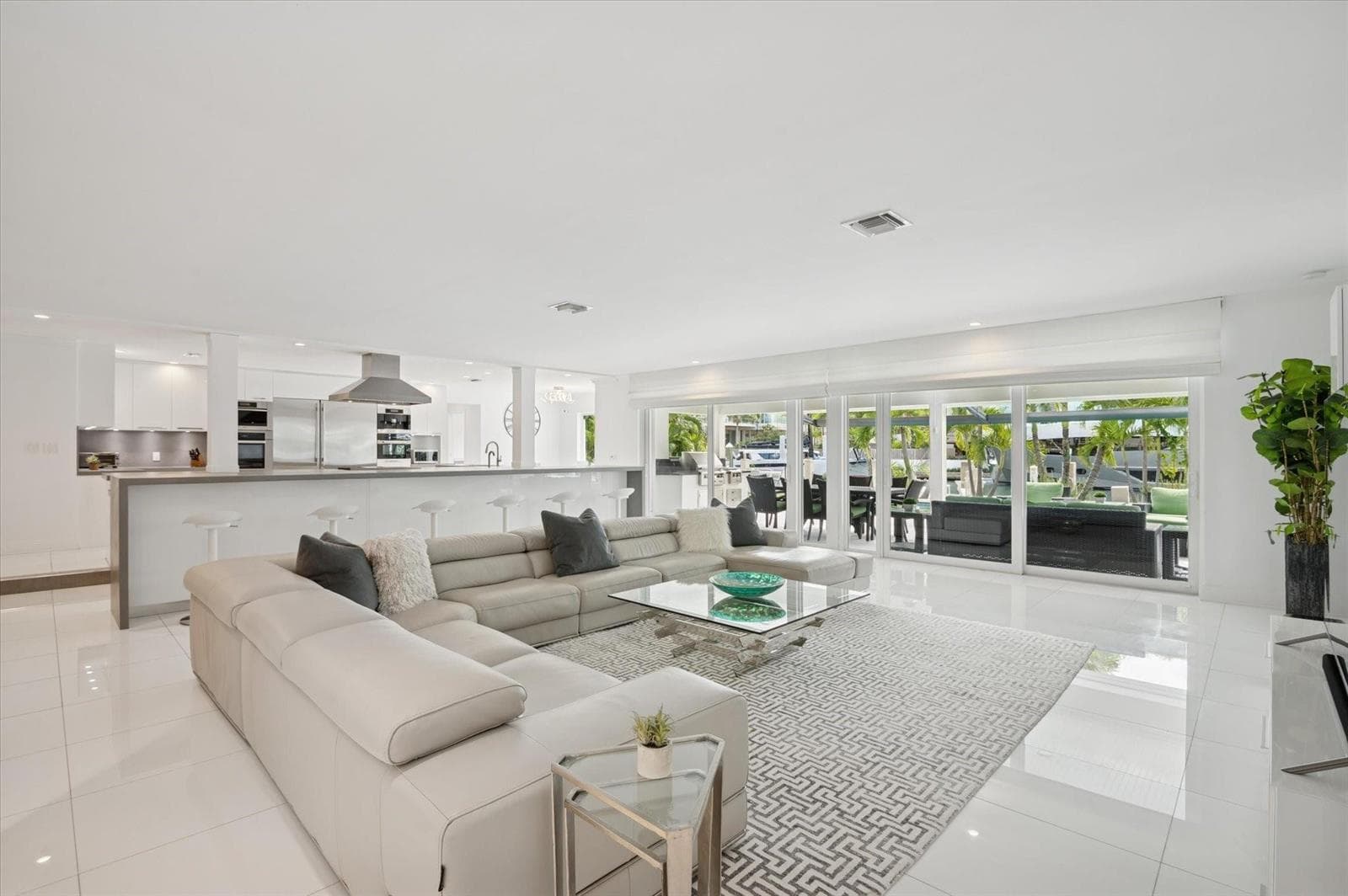 2540 Mercedes Drive 3