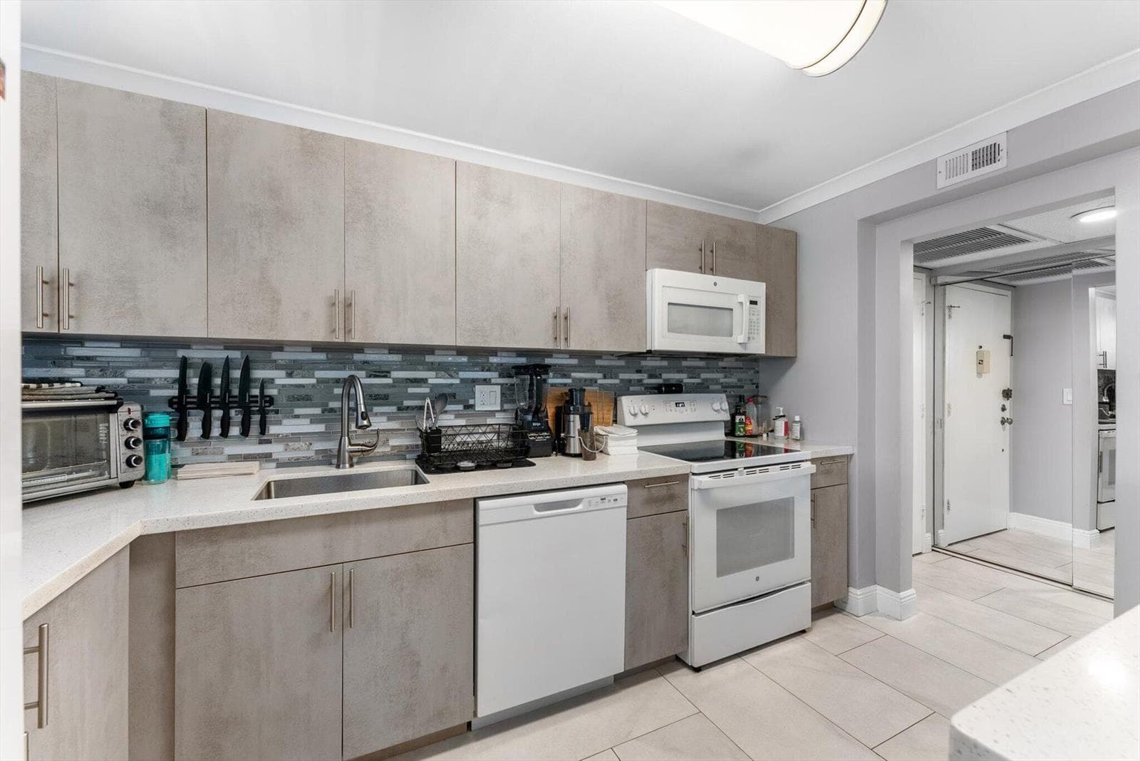 2751 Taft Street #403 3