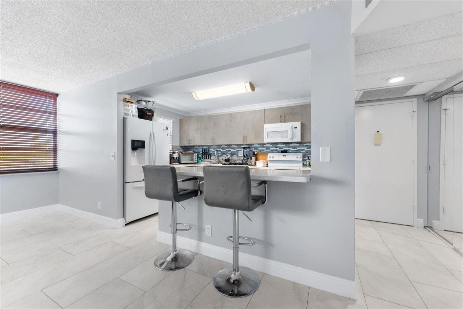 2751 Taft Street #403 4