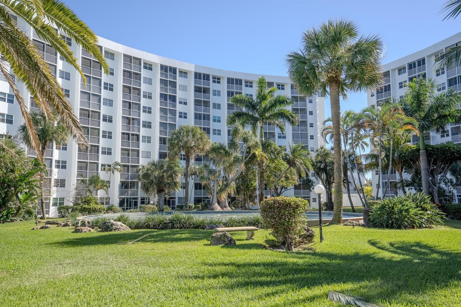 2731 NE 14th Street Causeway 138 photo 1