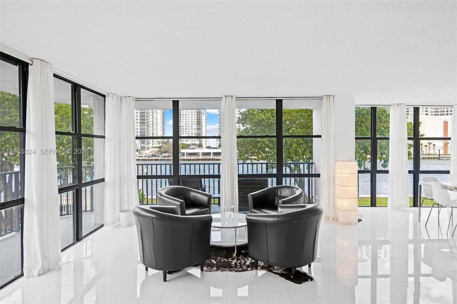 800 Parkview Dr 221 photo 4