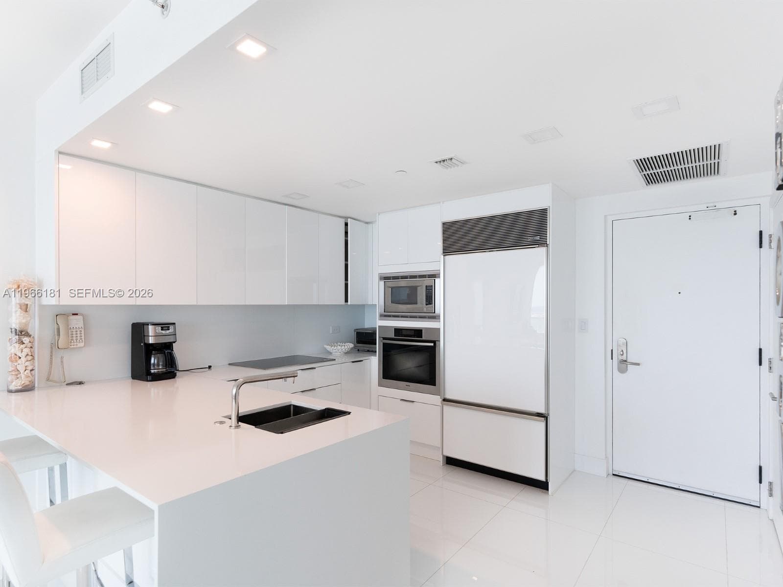 6799 Collins Ave 704 photo 3