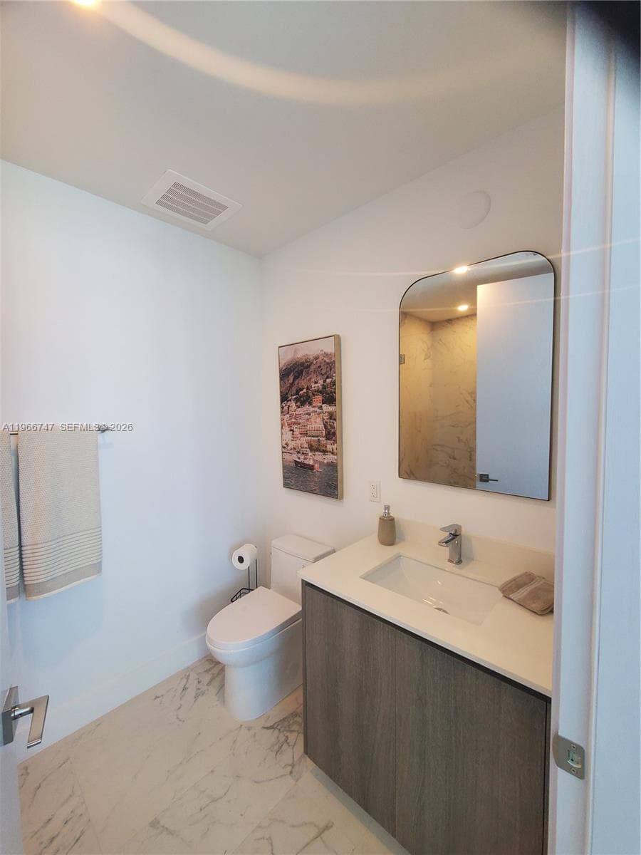 17550 COLLINS 1402 photo 12