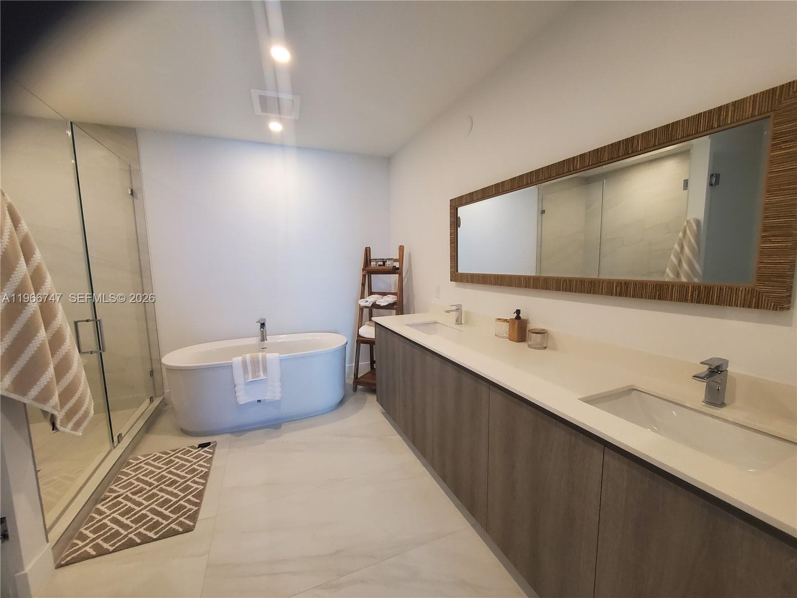 17550 COLLINS 1402 photo 25
