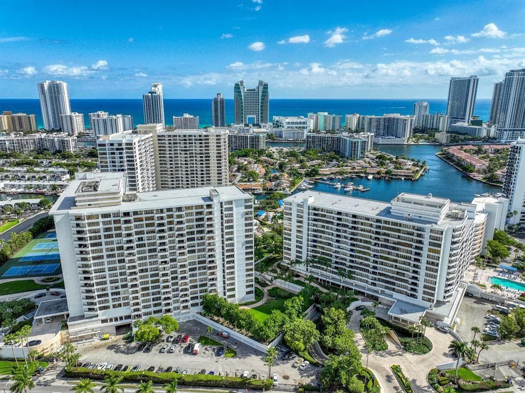 600 Three Islands Boulevard 406 photo 1