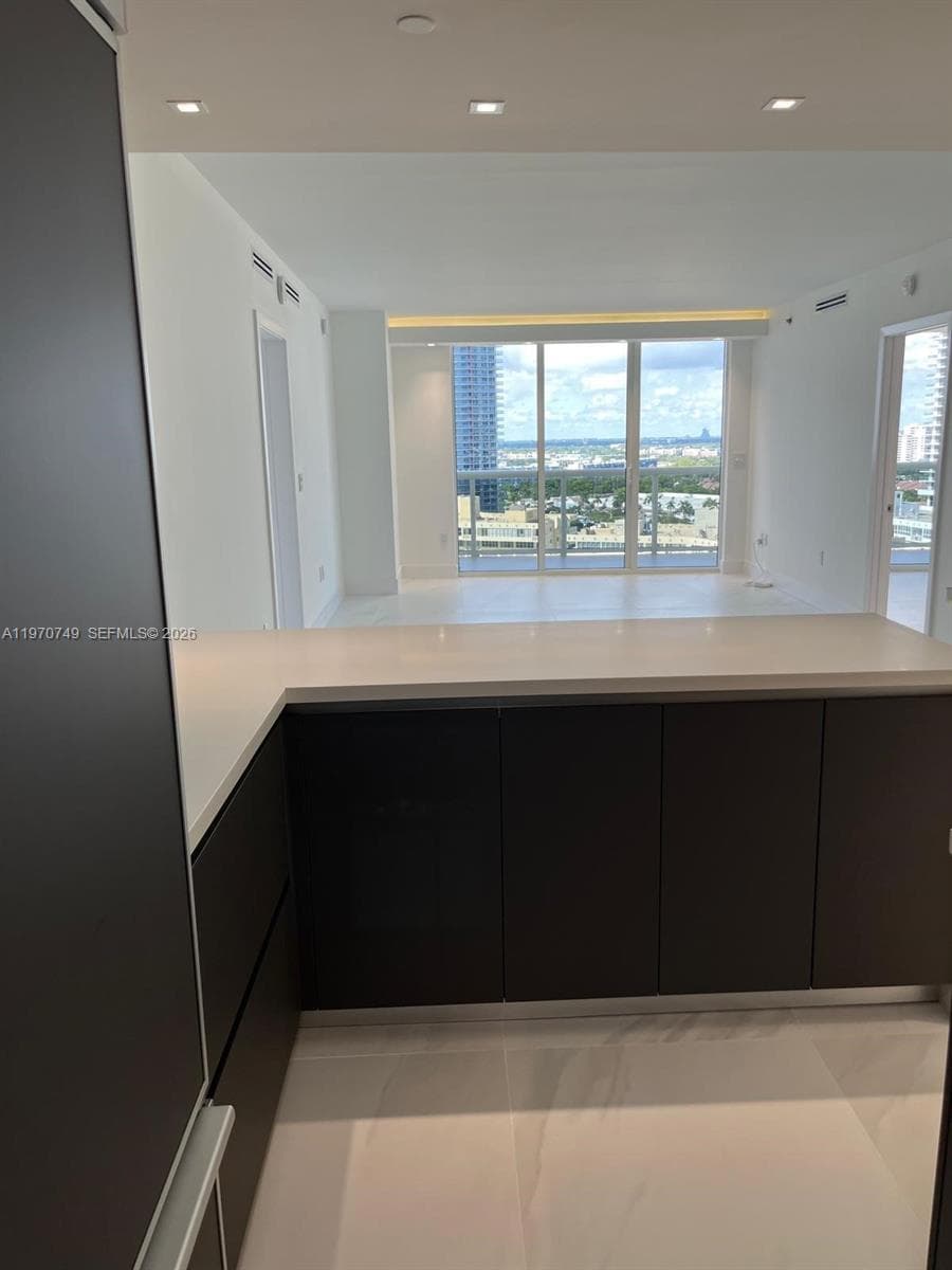 1850 Ocean Dr 5