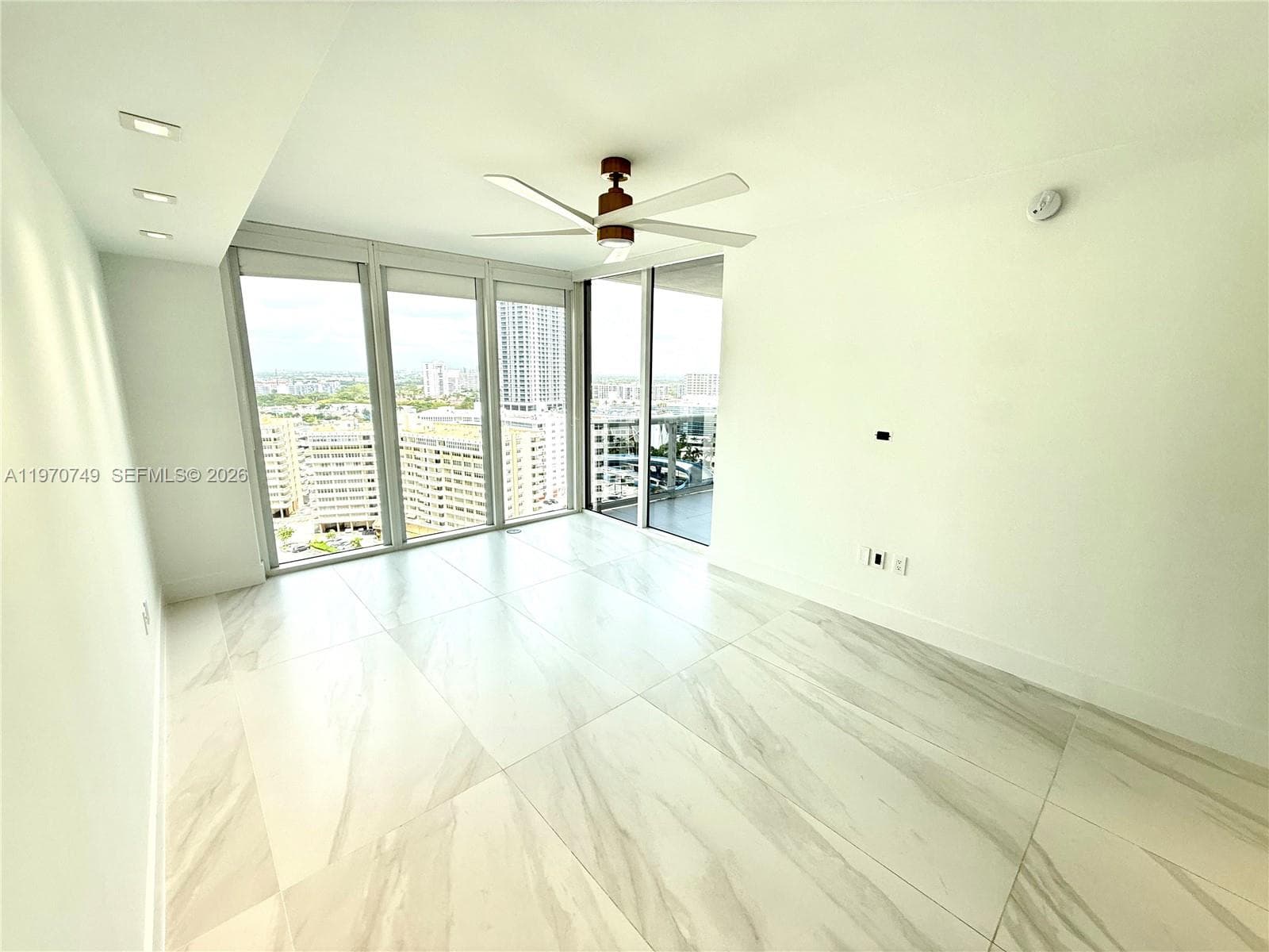 1850 Ocean Dr 1808 photo 19