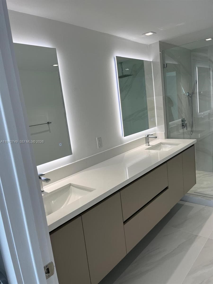 1850 Ocean Dr 1808 photo 25