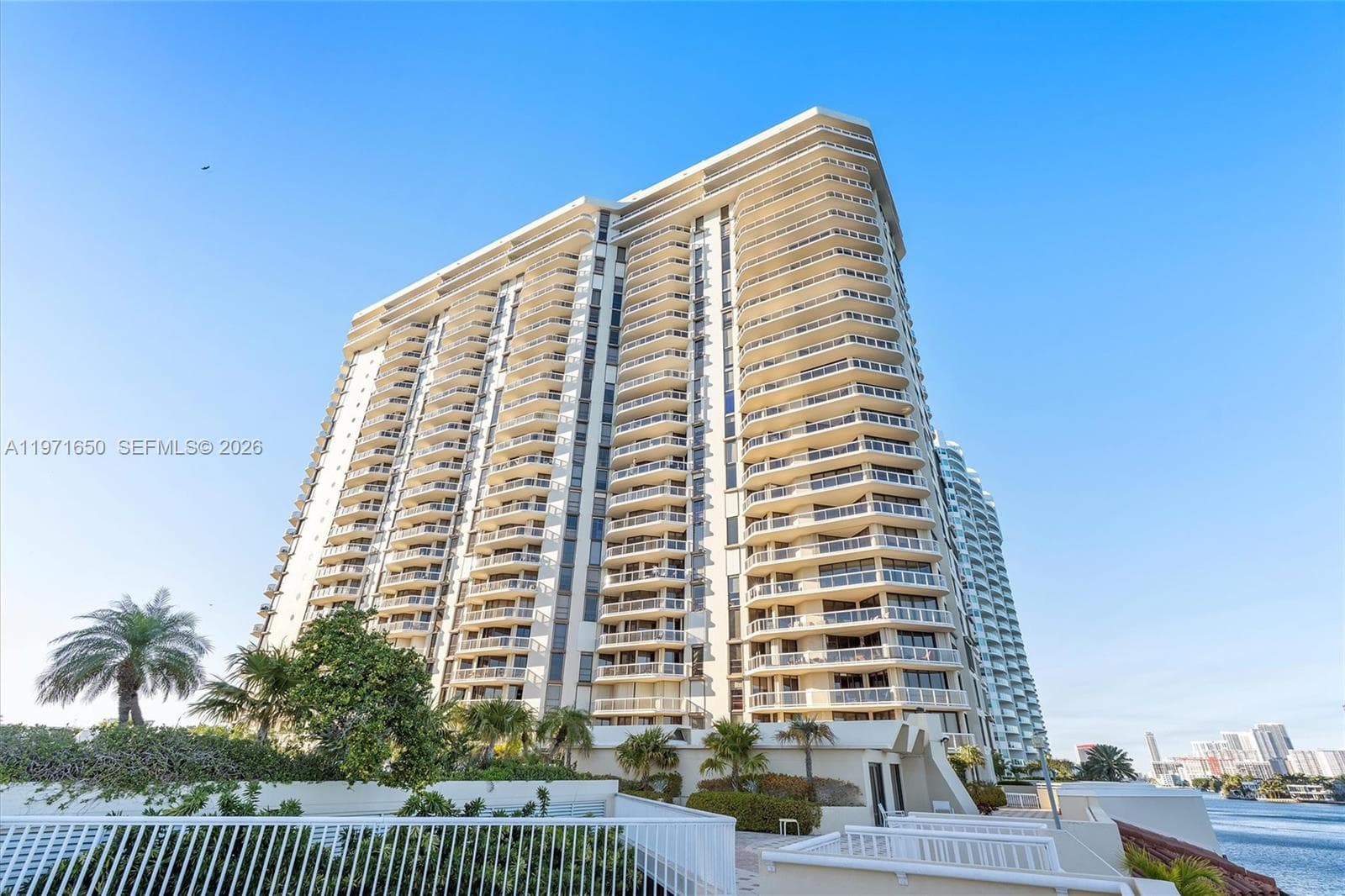 20191 E Country Club Dr 510 photo 2