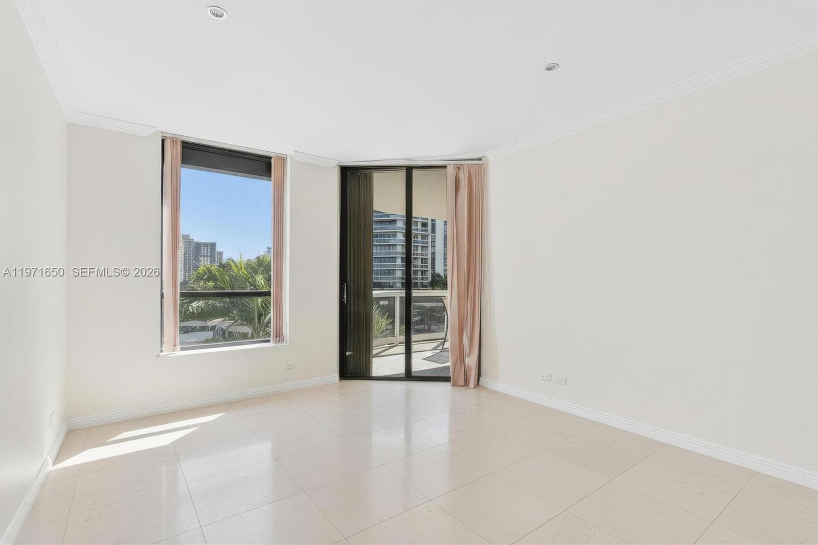 20191 E Country Club Dr 510 photo 18