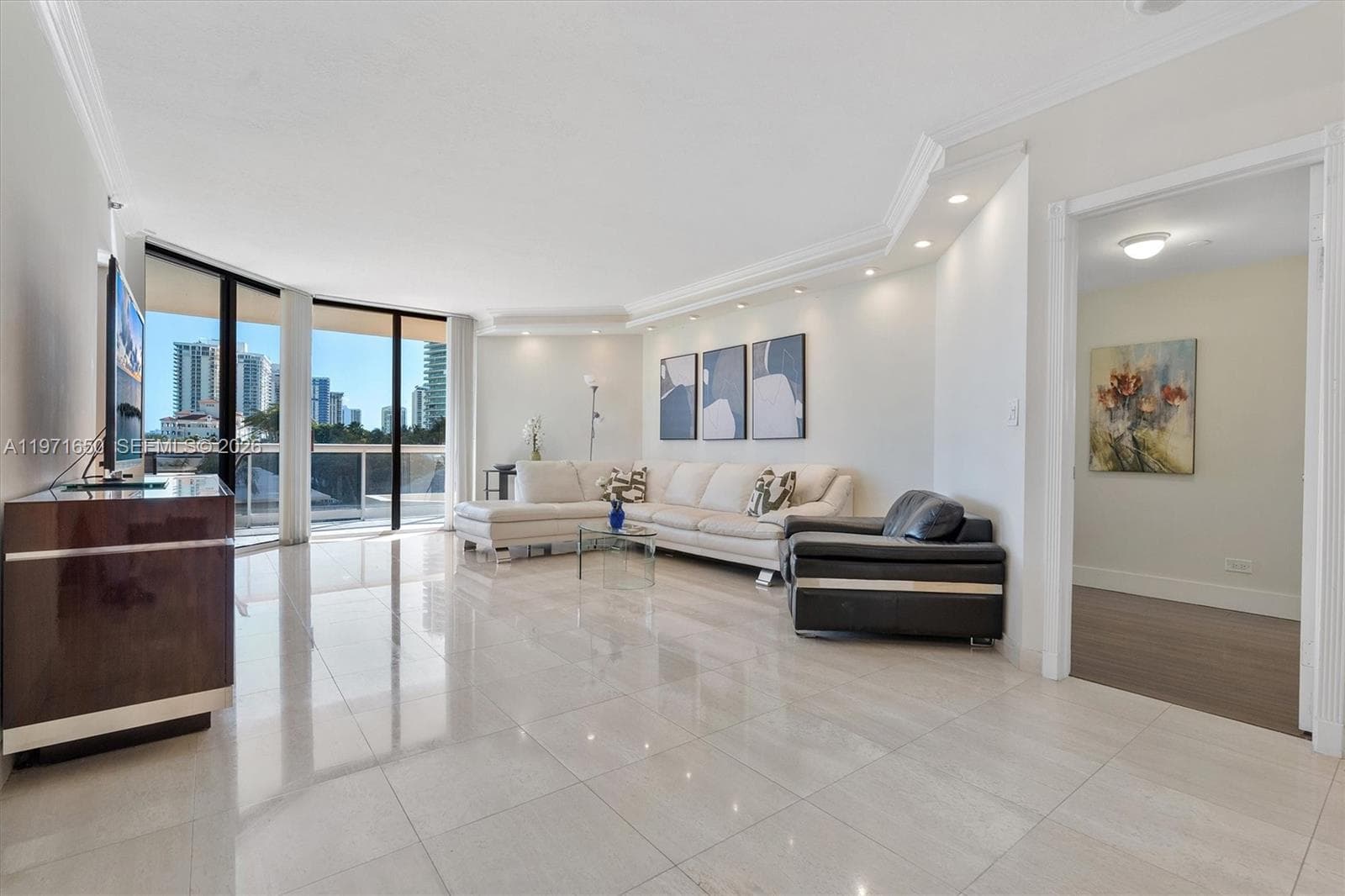 20191 E Country Club Dr 510 photo 4