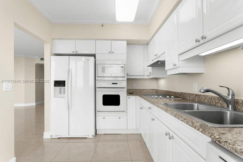 4775 Collins Ave 1006 photo 3
