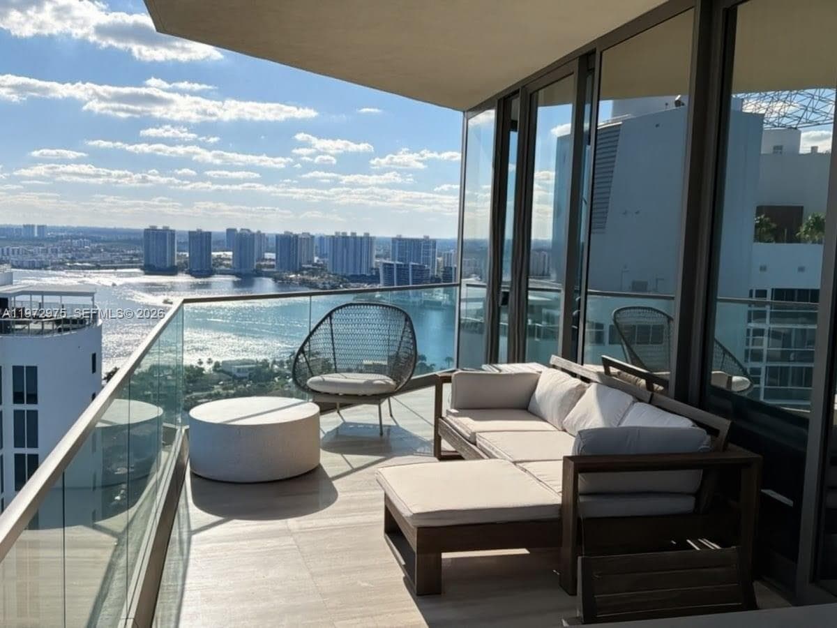 18975 Collins Ave 4