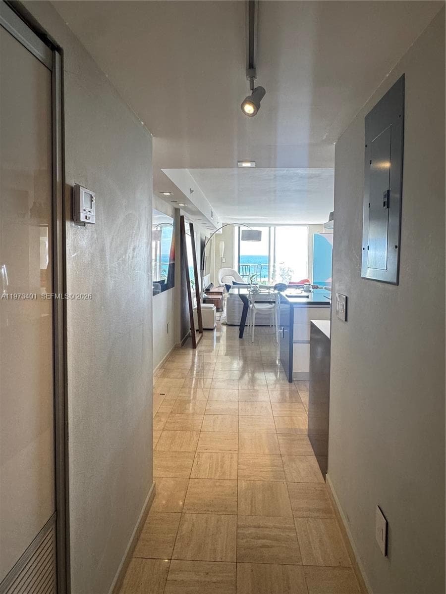2457 Collins Ave 405 photo 2