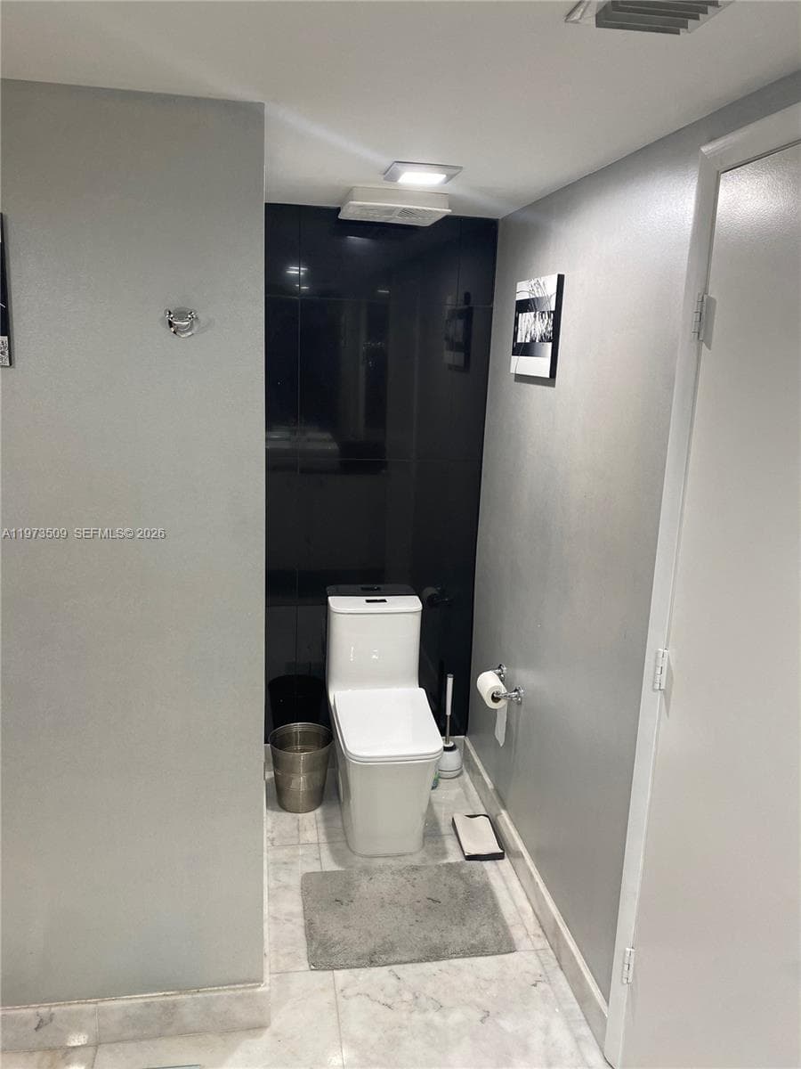1800 Ocean Dr 1408 photo 16