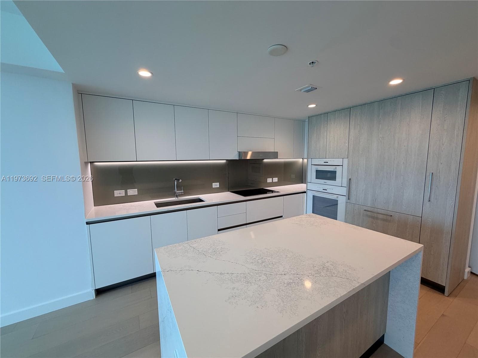 9221 E Bay Harbor Dr 307 photo 5