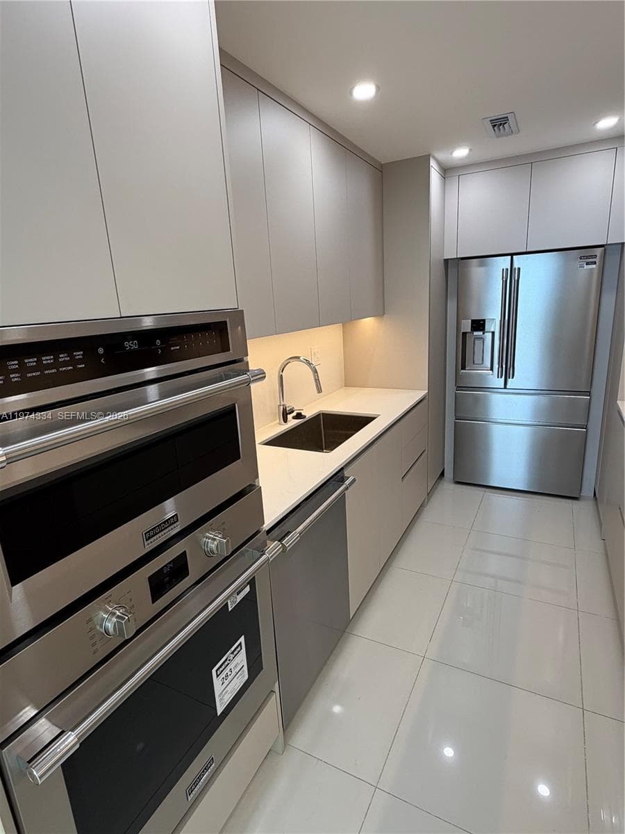 3001 Ocean Dr 3