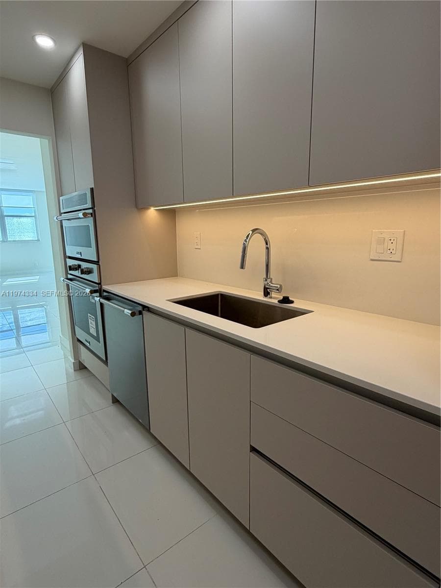 3001 Ocean Dr 5