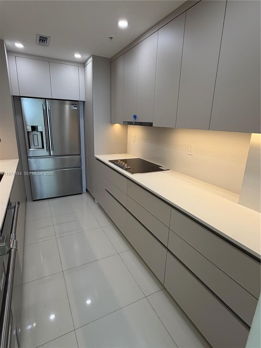 3001 Ocean Dr 4