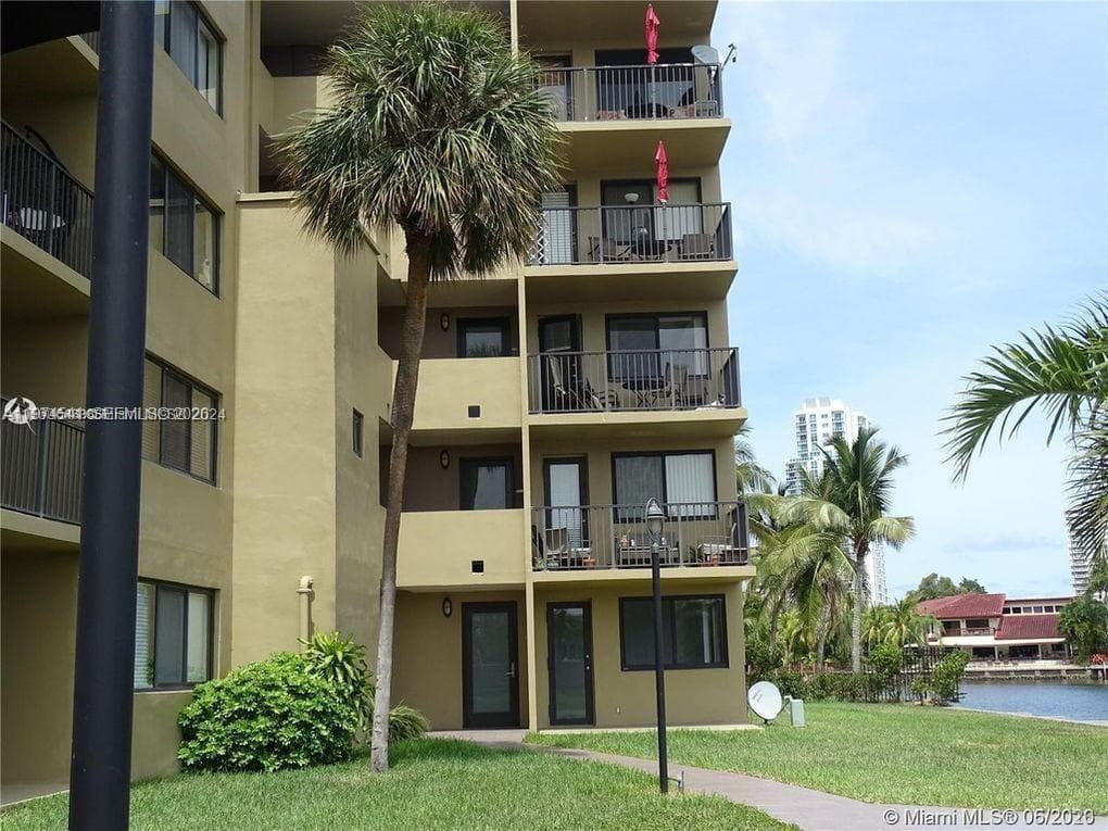 301 Golden Isles Dr 109 photo 12