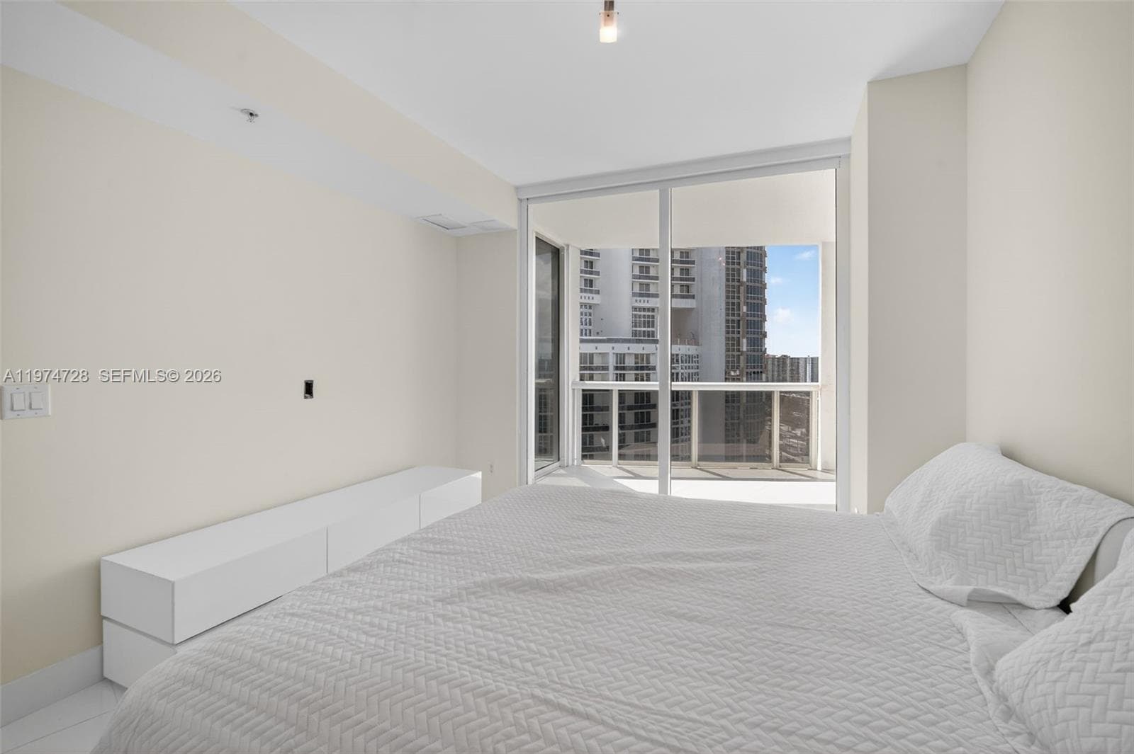 18201 Collins Ave 2008 photo 23
