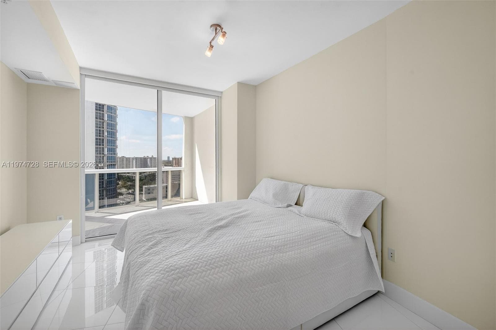 18201 Collins Ave 2008 photo 4
