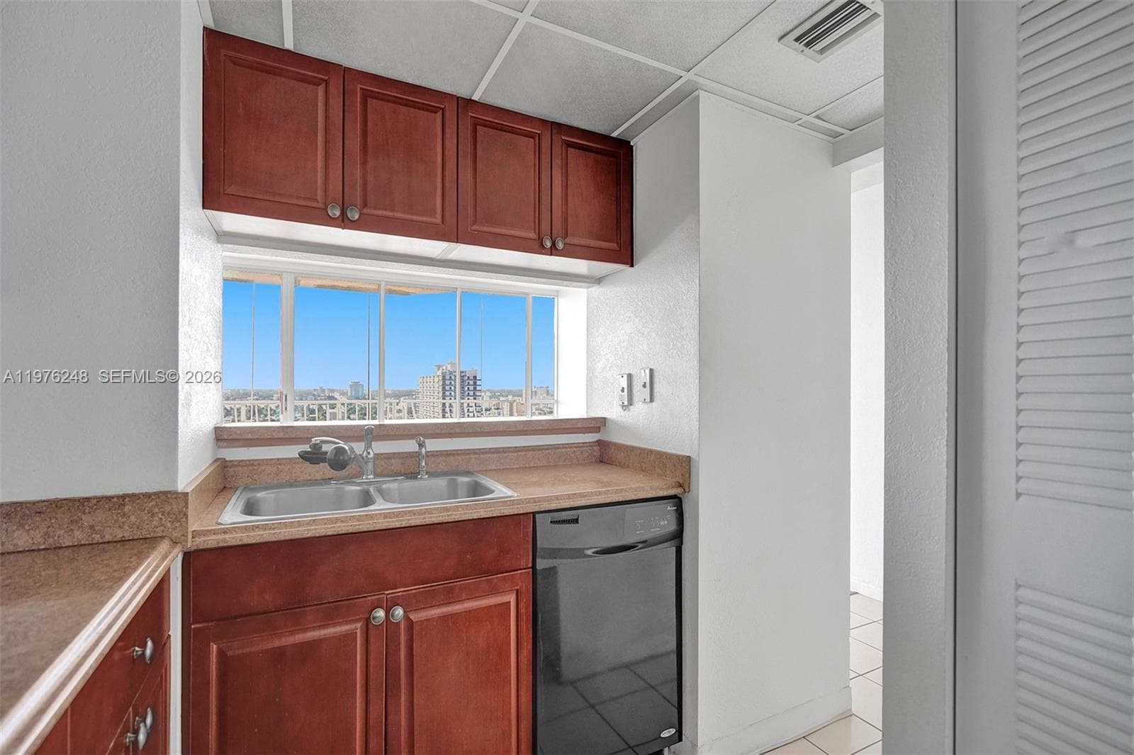7601 E Treasure Dr 2205 photo 4
