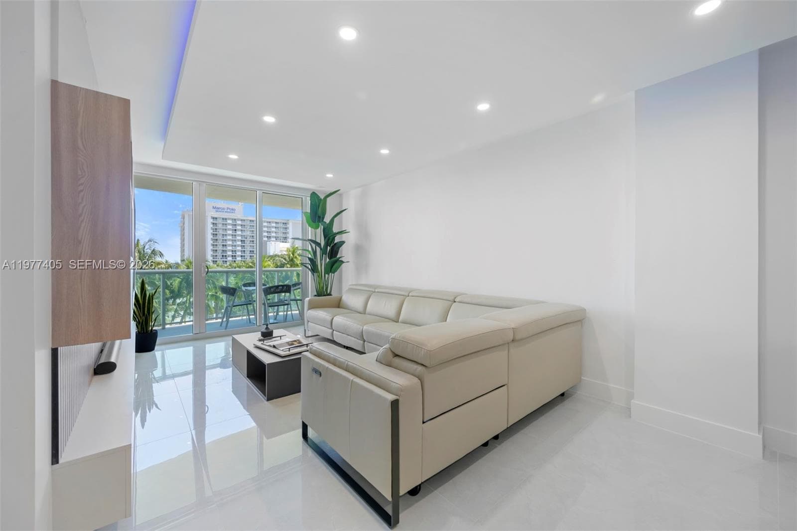19370 Collins Ave 507 photo 3