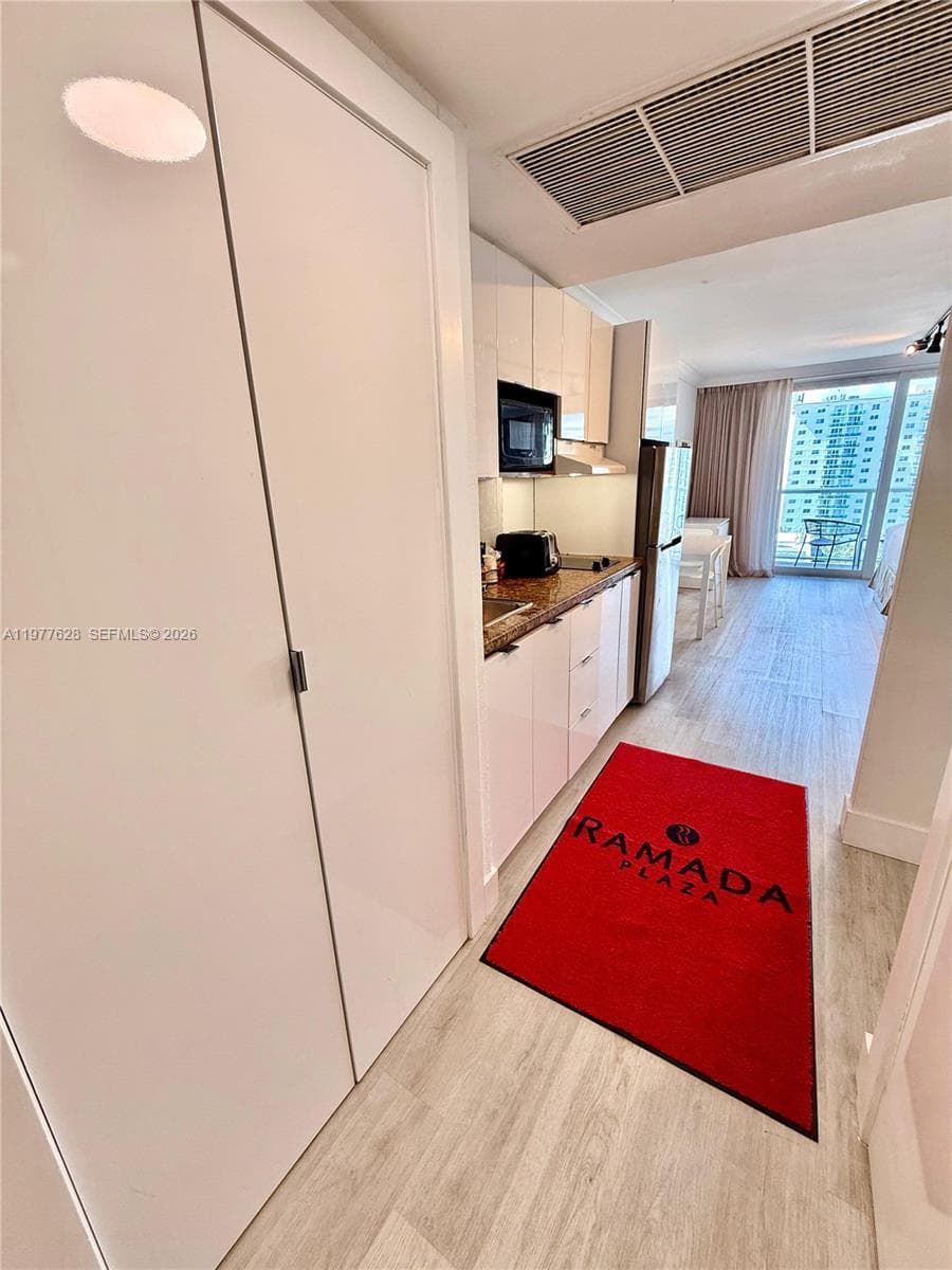 19201 Collins Ave 933 photo 7