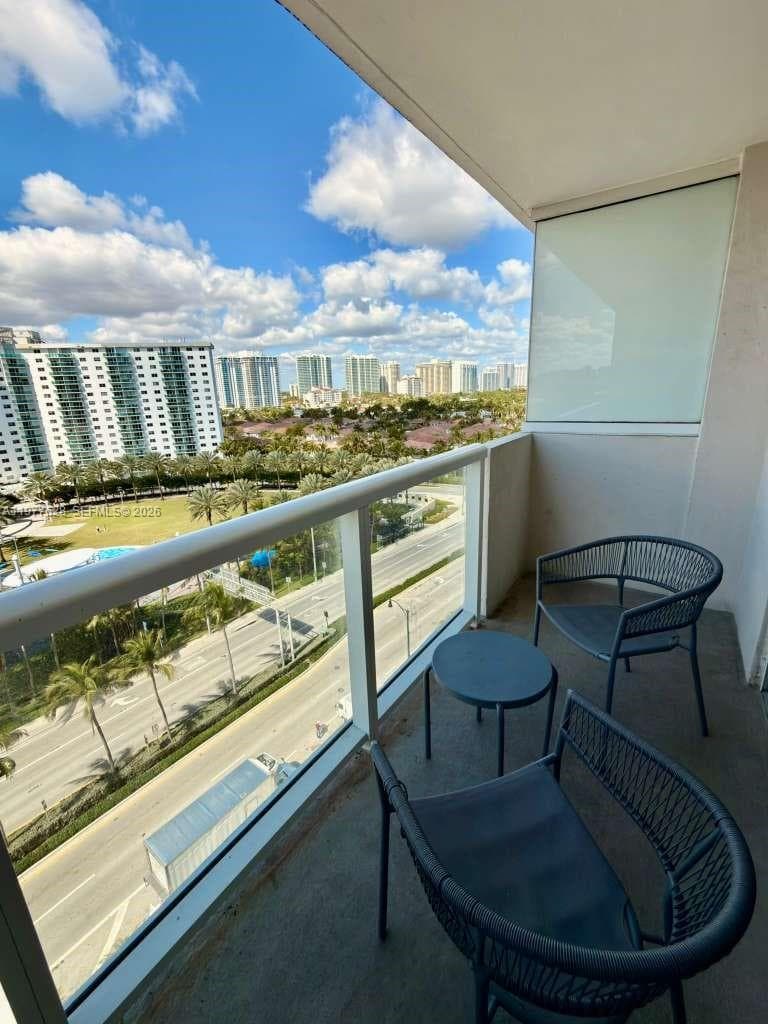 19201 Collins Ave 933 photo 3