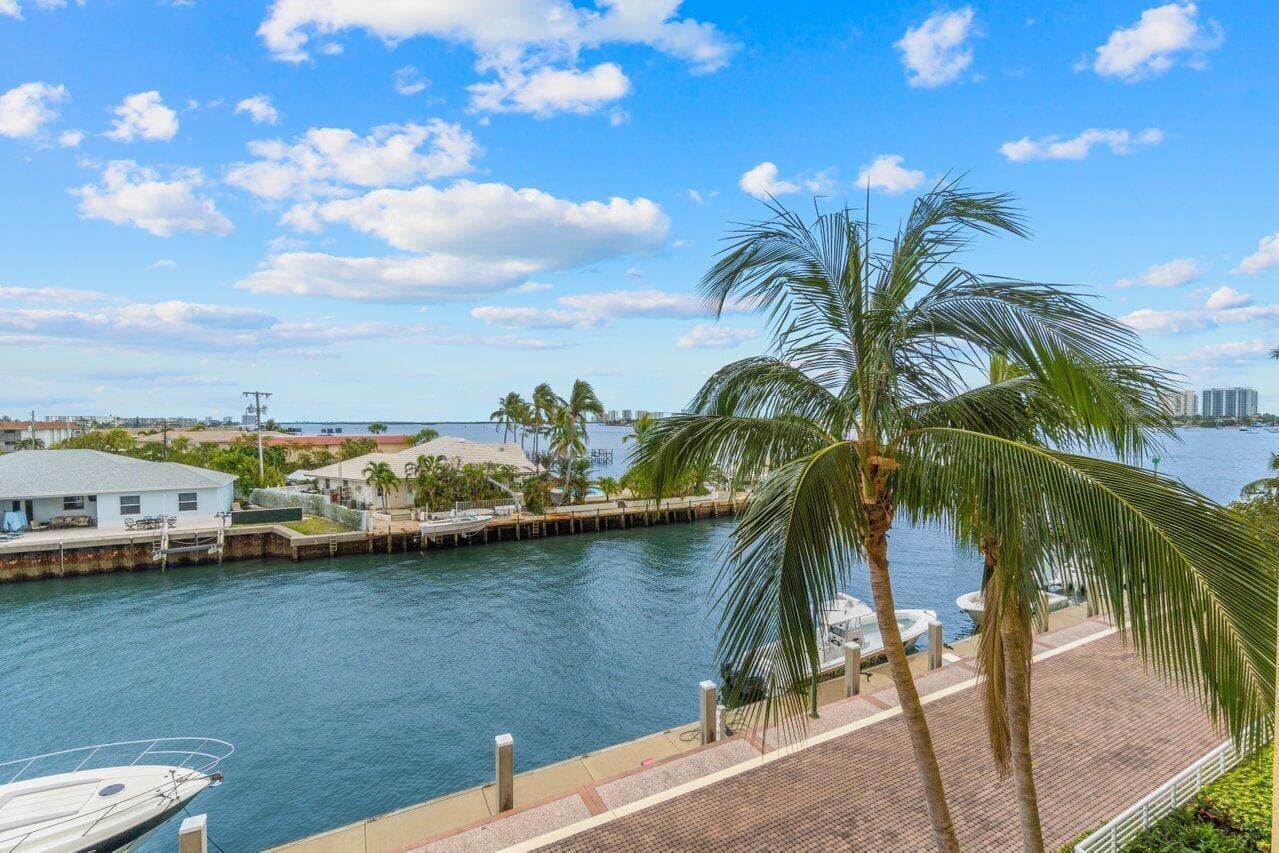 2650 Lake Shore Drive #302 3