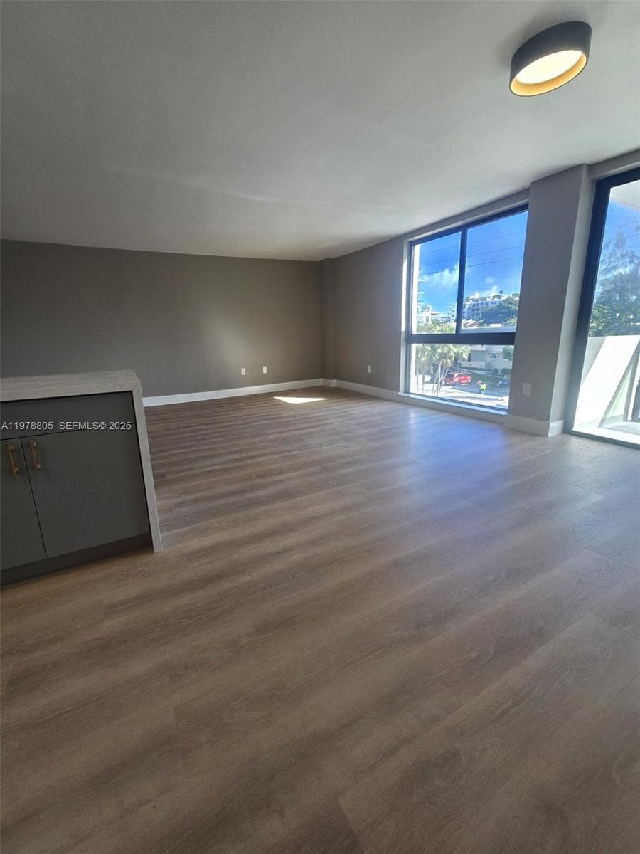 9800 W Bay Harbor Dr 305 photo 7