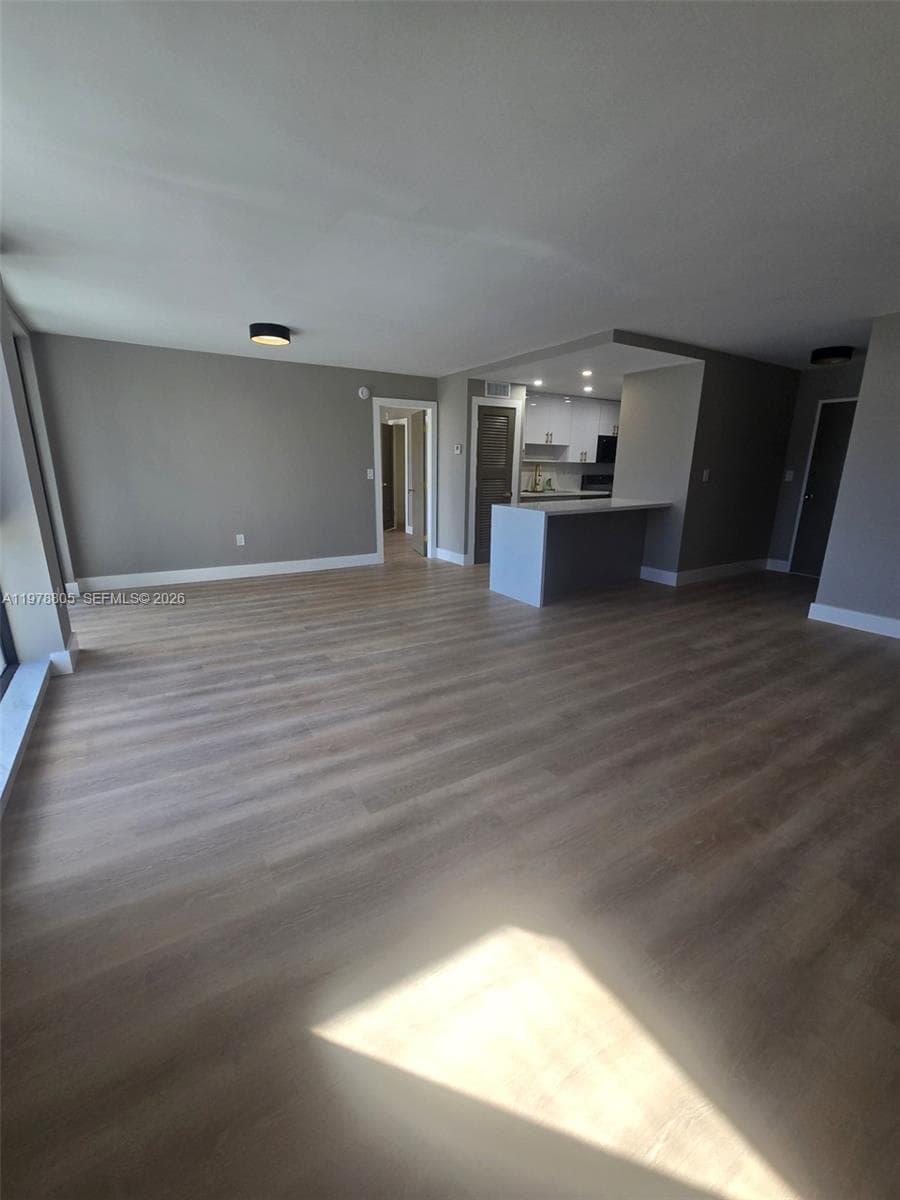 9800 W Bay Harbor Dr 305 photo 1