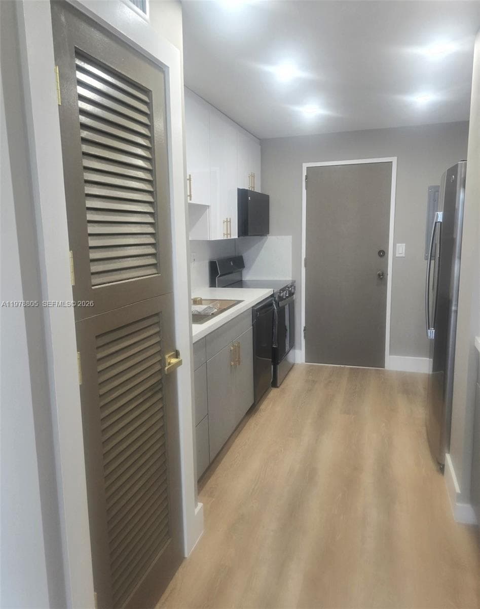 9800 W Bay Harbor Dr 305 photo 5